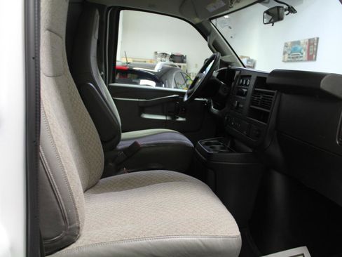 Used 2020 Chevrolet Express 2500 RWD image 18