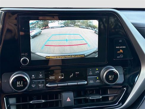 Used 2023 Toyota Highlander L image 13