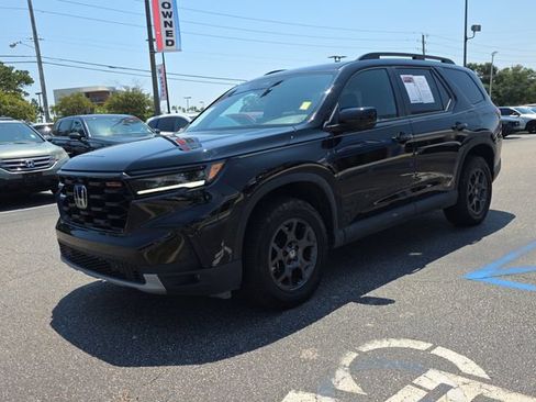 Certified 2025 Honda Pilot TrailSport image 8