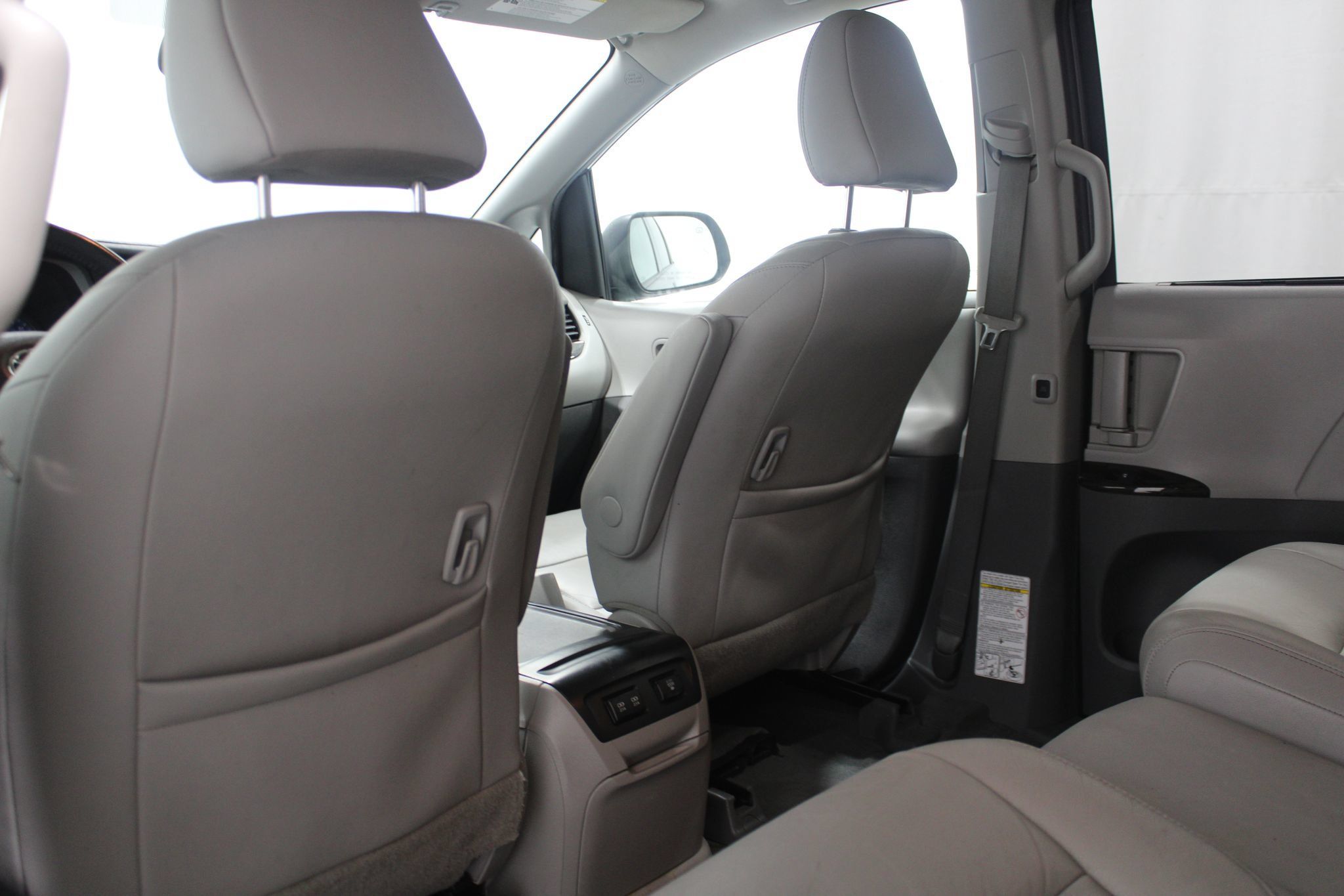Used 2020 Toyota Sienna XLE w/ XLE Navigation Package FWD image 14