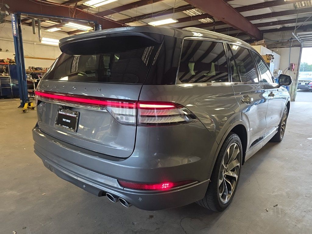 Used 2022 Lincoln Aviator Grand Touring w/ Elements Package Plus AWD/4WD image 3
