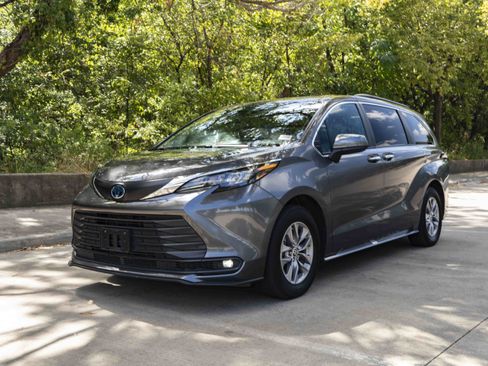 Used 2025 Toyota Sienna XLE FWD image 5