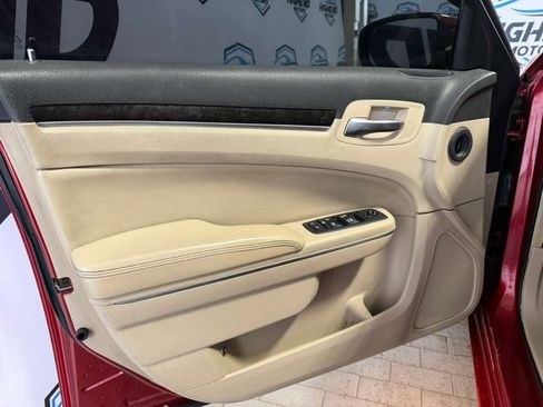 Used 2014 Chrysler 300 w/ Driver Convenience Group image 11