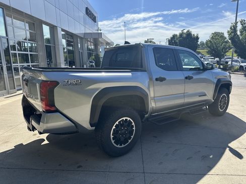 Certified 2025 Toyota Tacoma TRD Off-Road AWD/4WD image 6
