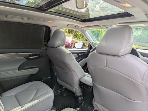 Used 2024 Toyota Highlander Platinum AWD/4WD image 41