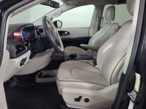 Used 2019 Chrysler Pacifica Limited image 19