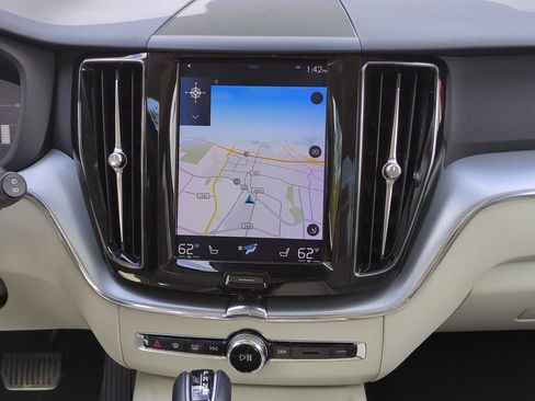 Used 2019 Volvo XC60 T5 Momentum w/ Premium Package image 18