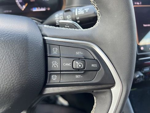 Certified 2025 Jeep Grand Cherokee Altitude AWD/4WD image 23