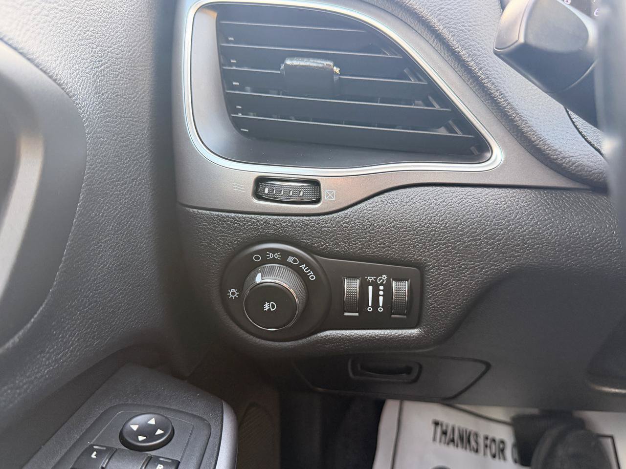 Used 2019 Jeep Cherokee Latitude Plus AWD/4WD image 34