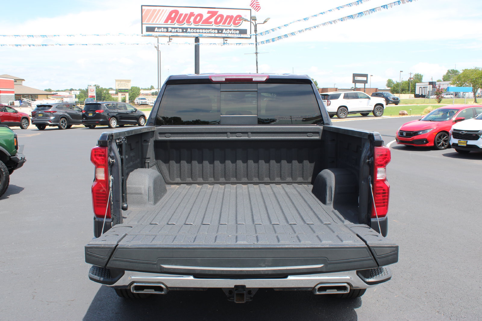 Used 2022 Chevrolet Silverado 1500 LT w/ Z71 Off-Road Package AWD/4WD image 8