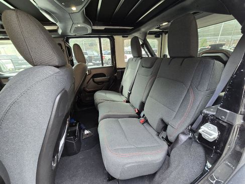 Used 2025 Jeep Wrangler Unlimited Rubicon w/ Convenience Group image 11