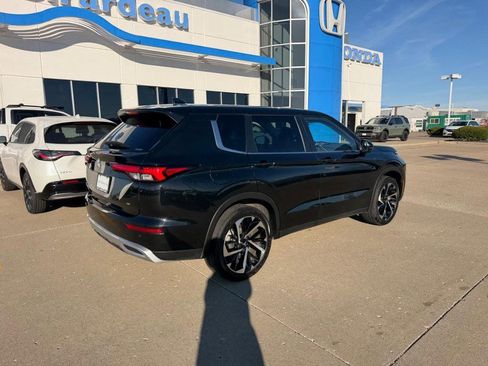 Used 2024 Mitsubishi Outlander SE image 2