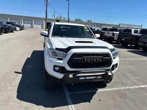 Used 2017 Toyota Tacoma TRD Sport AWD/4WD image 26