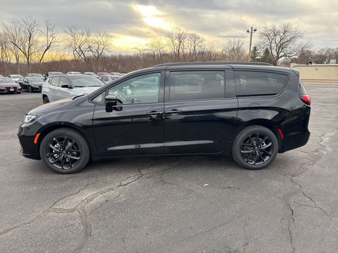 New 2026 Chrysler Pacifica Select image 4