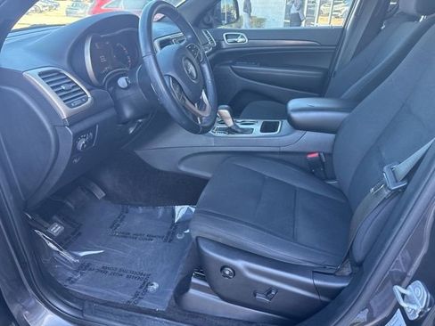 Used 2017 Jeep Grand Cherokee Laredo w/ Quick Order Package 2BE image 17