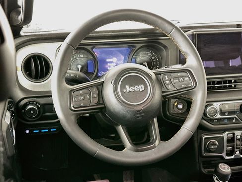 Used 2024 Jeep Wrangler Unlimited w/ LED Headlamp & Fog Lamp Group AWD/4WD image 17