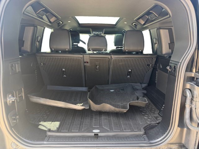 Used 2024 Land Rover Defender 110 X-Dynamic SE AWD/4WD image 18
