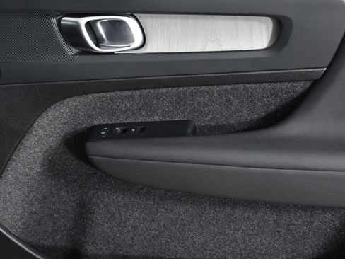 Used 2025 Volvo XC40 B5 Plus image 29