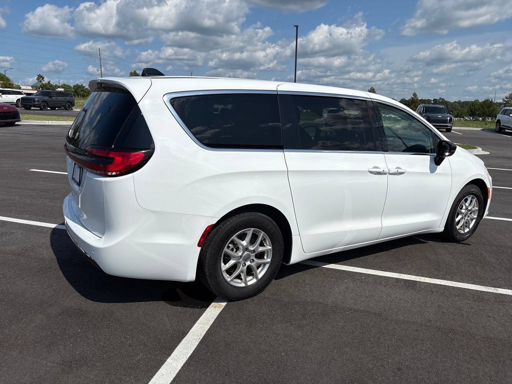 Used 2024 Chrysler Pacifica Touring-L FWD image 33