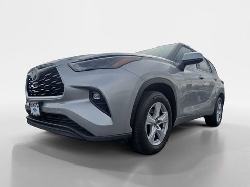 Used 2023 Toyota Highlander LE image 25