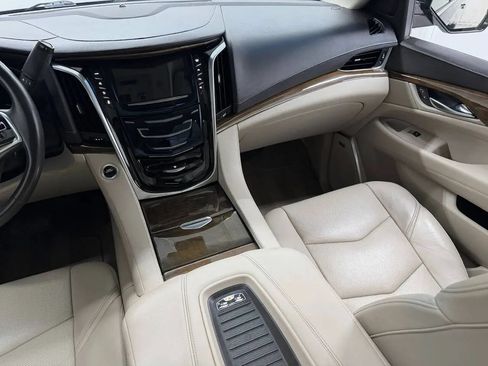 Used 2019 Cadillac Escalade Luxury RWD image 31