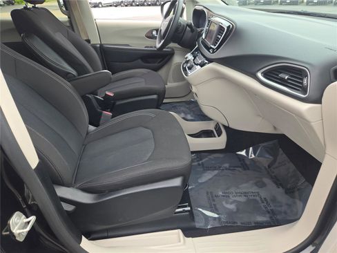 Certified 2023 Chrysler Voyager LX FWD image 8
