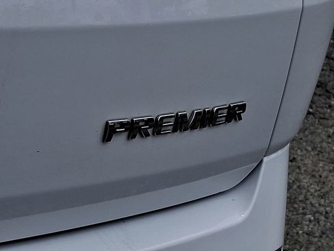 Certified 2022 Chevrolet Traverse Premier FWD image 35