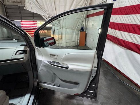 Used 2011 Toyota Sienna LE w/ Towing Pkg image 11