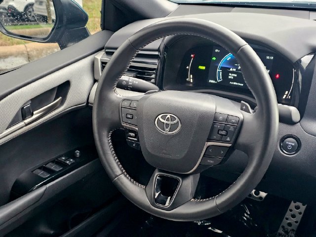 Used 2025 Toyota Camry SE FWD image 30