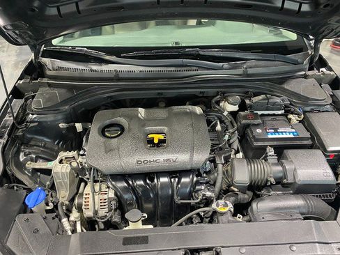 Used 2020 Hyundai Elantra SE FWD image 24