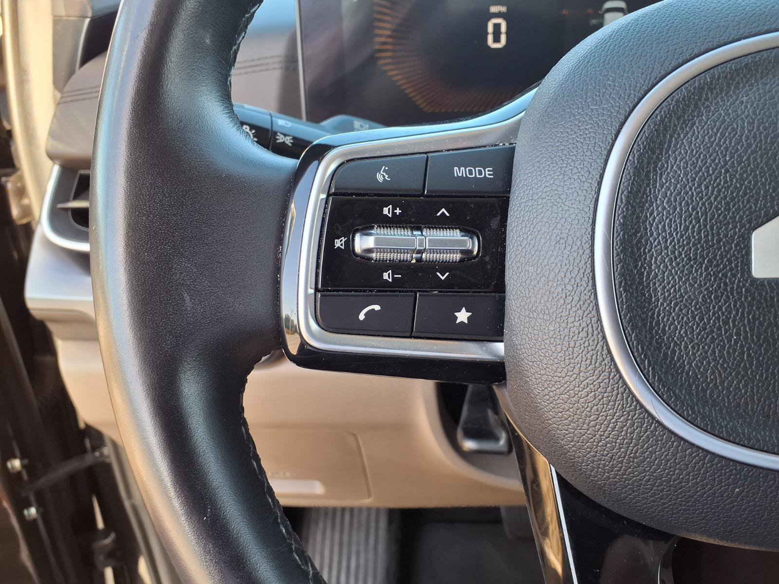 Used 2025 Kia Carnival FWD image 19