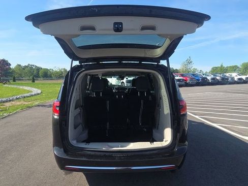 Used 2023 Chrysler Pacifica Touring-L FWD image 10