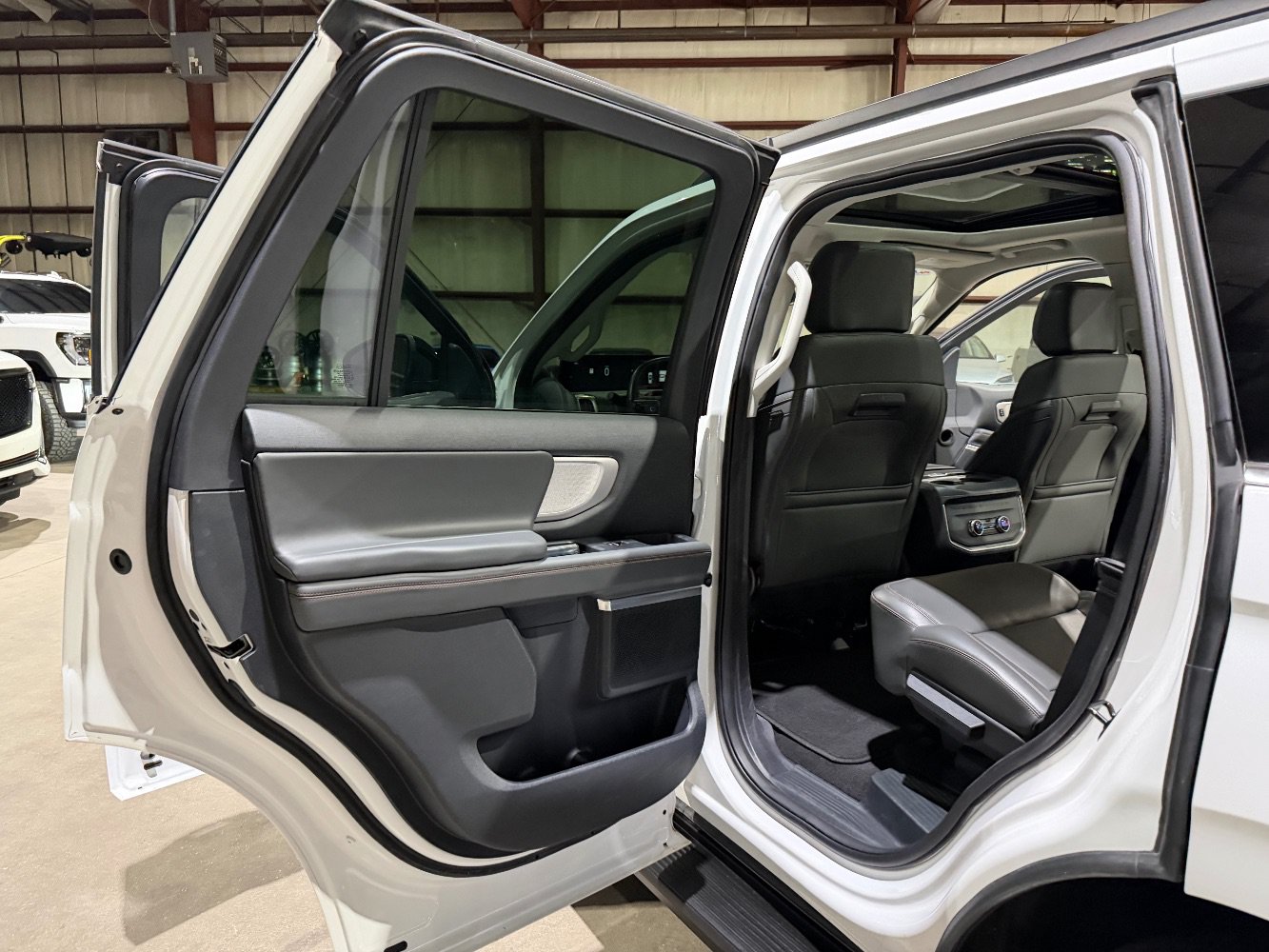 Used 2025 Ford Expedition Active AWD/4WD image 17