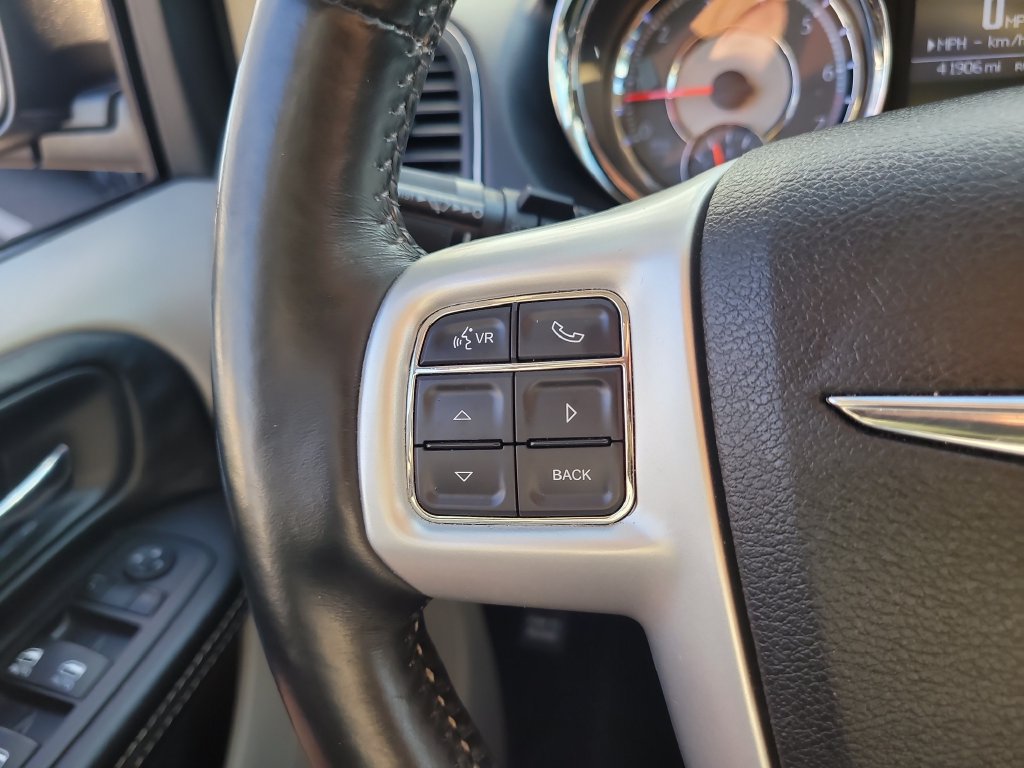 Used 2016 Chrysler Town & Country Touring-L FWD image 31