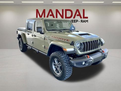 Used 2025 Jeep Gladiator Mojave w/ Convenience Group AWD/4WD image 4
