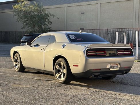 Used 2019 Dodge Challenger SXT image 4