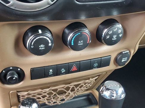 Used 2016 Jeep Wrangler Unlimited Sahara w/ Connectivity Group image 18