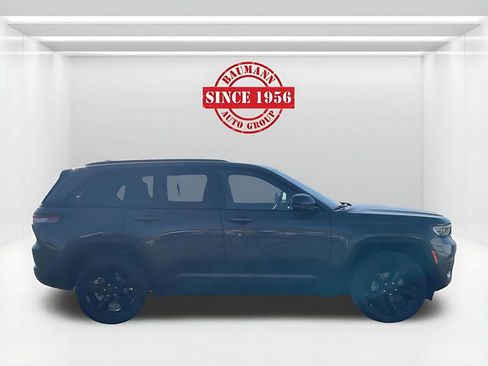 Used 2022 Jeep Grand Cherokee Altitude image 4