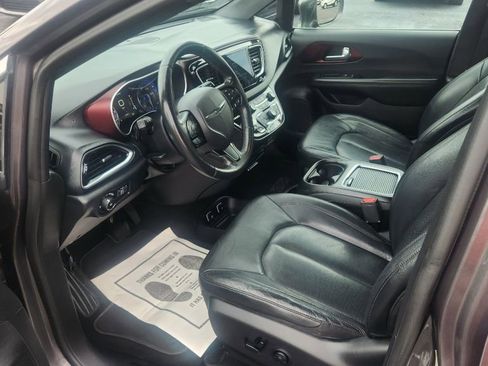 Used 2019 Chrysler Pacifica Touring-L FWD image 16