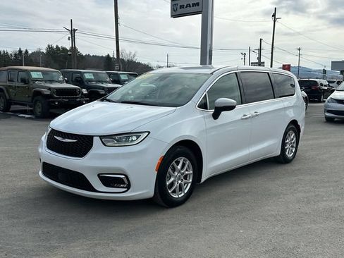 Used 2023 Chrysler Pacifica Touring-L FWD image 1