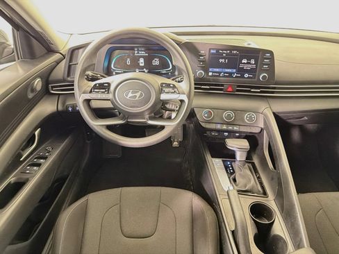 Used 2025 Hyundai Elantra SE FWD image 24