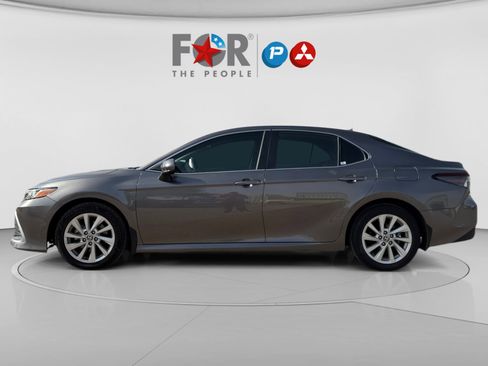 Used 2021 Toyota Camry LE image 2