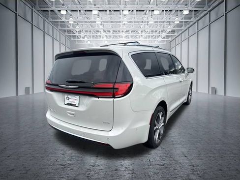 Used 2021 Chrysler Pacifica Pinnacle AWD/4WD image 5