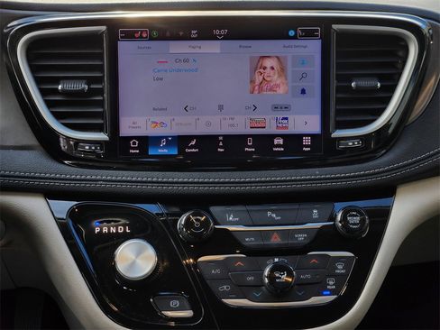 Used 2024 Chrysler Pacifica Select image 20