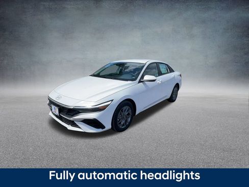 Used 2025 Hyundai Elantra Blue image 9