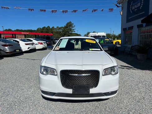 Used 2019 Chrysler 300 Limited RWD image 8