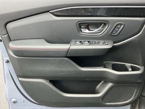 Certified 2025 Honda Pilot Black Edition image 14