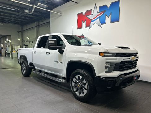 Used 2024 Chevrolet Silverado 2500 Custom w/ Custom Value Package AWD/4WD image 2