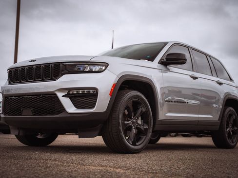 Used 2023 Jeep Grand Cherokee Limited w/ Black Appearance Package AWD/4WD image 4