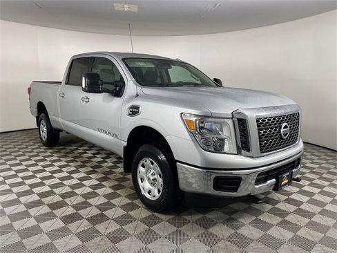Used 2018 Nissan Titan SV image 23